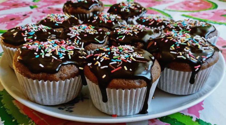 Muffiny bananowe z polewą orzechową